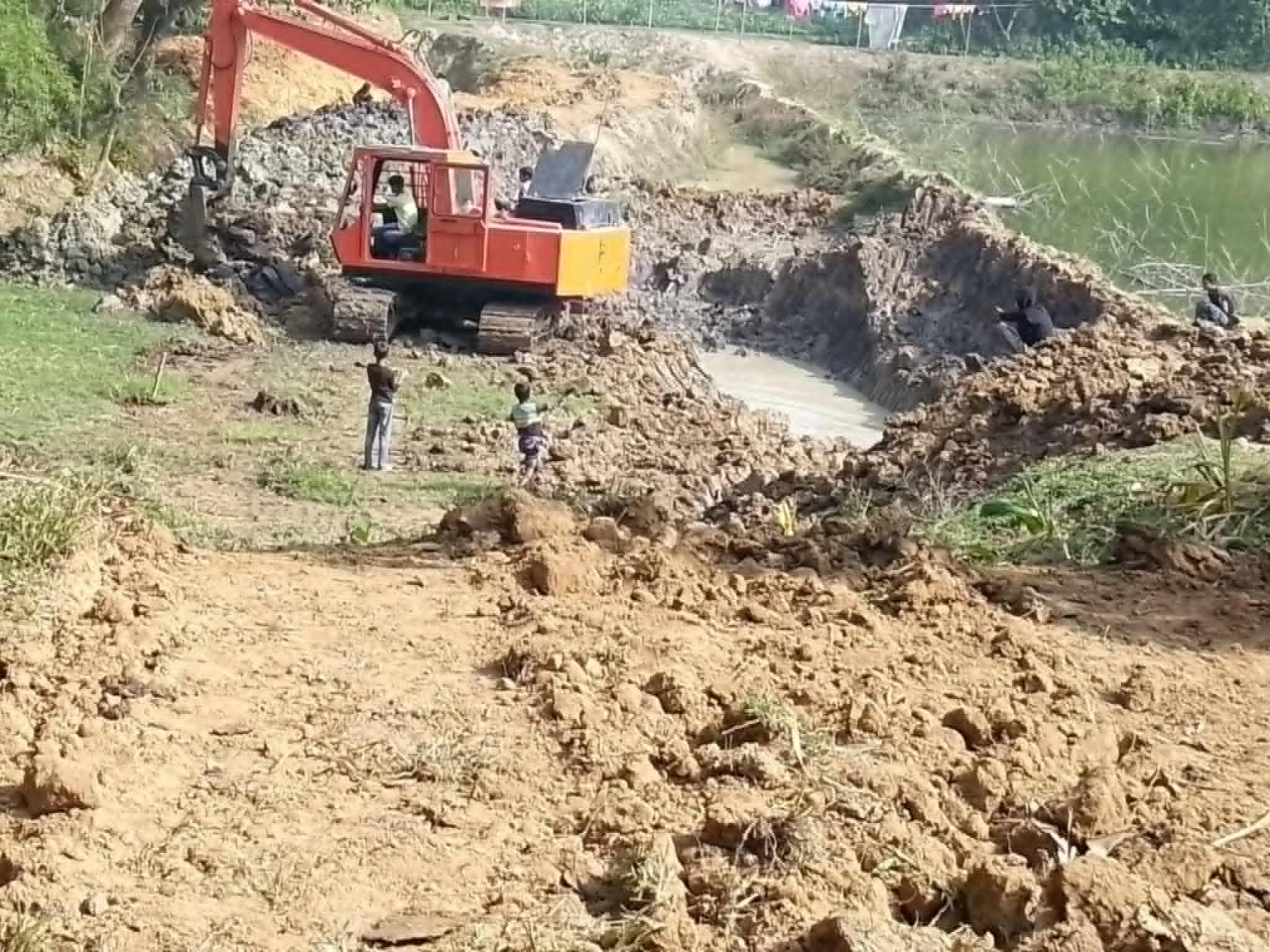 দিনরাতে সরকারি খালের মাটি হরিলুট করছে স্থানীয় প্রভাবশালী সিন্ডিকেট