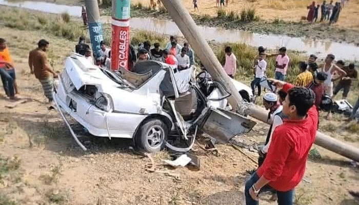 বিদ্যুতের খুঁটিতে প্রাইভেট কারের ধাক্কা, নিহত ৩